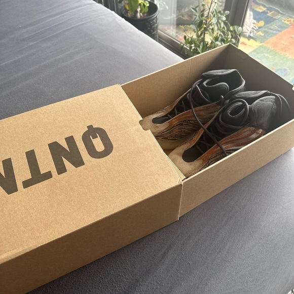 Yeezy QNTM “Flash Orange” sneakers - Picture 2 of 3